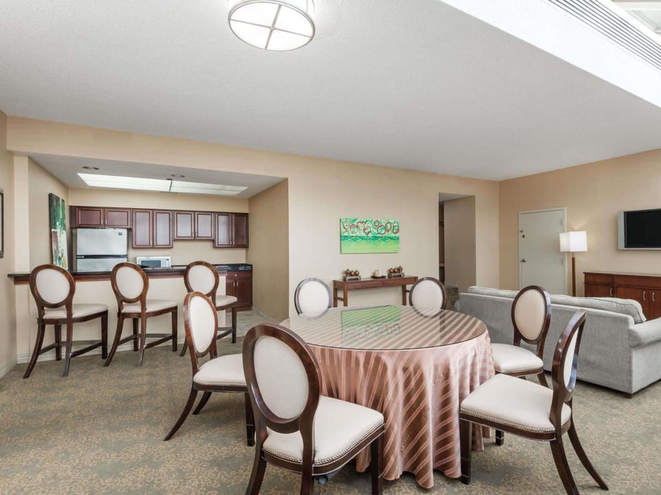Ramada Plaza by Wyndham Cincinnati Sharonville Hotel in Sharonville