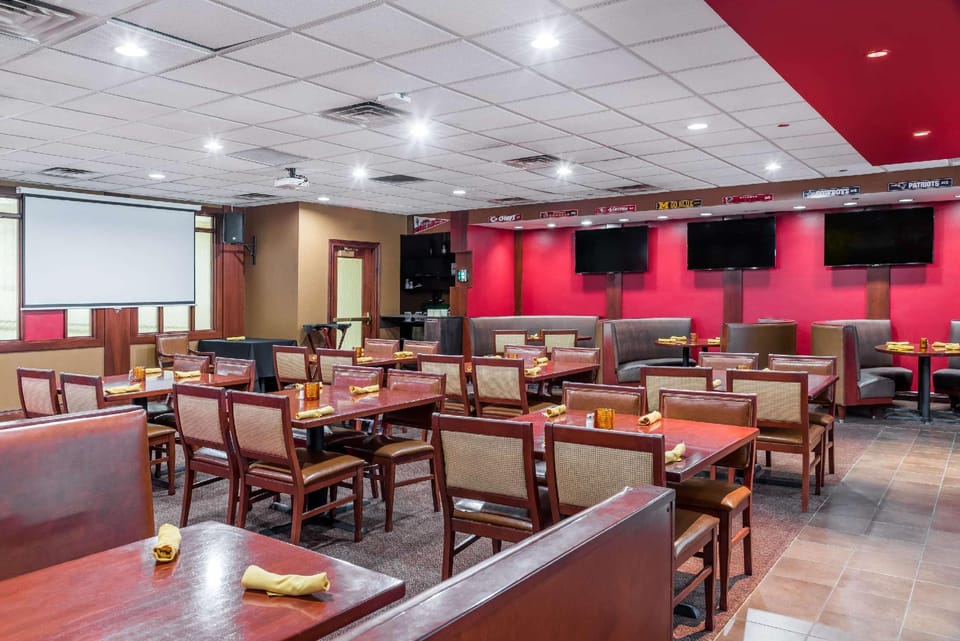 Ramada Plaza by Wyndham Cincinnati Sharonville Hotel in Sharonville