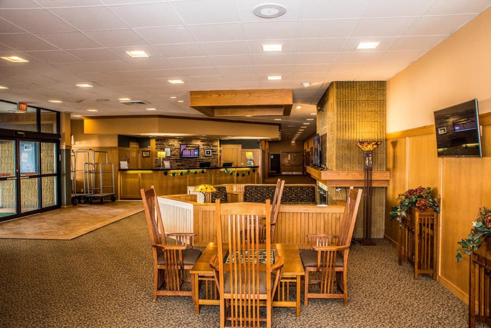 Ramada by Wyndham Alpena Hotel in Alpena