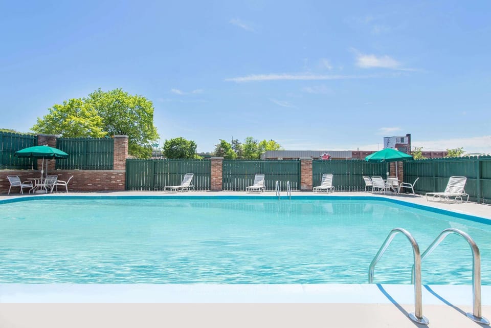 Swimming pool [outdoor]