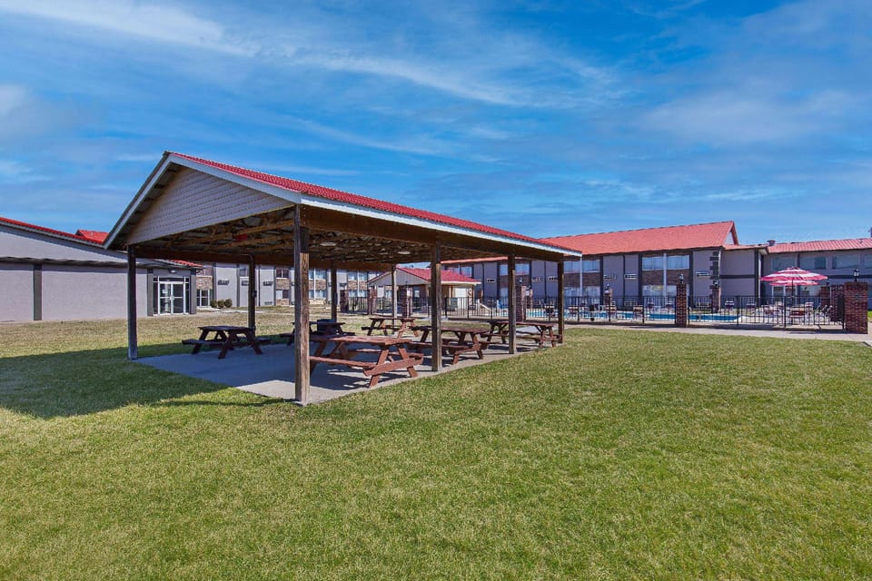 Ramada by Wyndham Bowling Green Hotel in Bowling Green