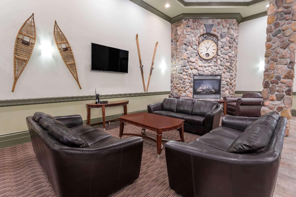 Ramada by Wyndham Hinton Hotel in Hinton