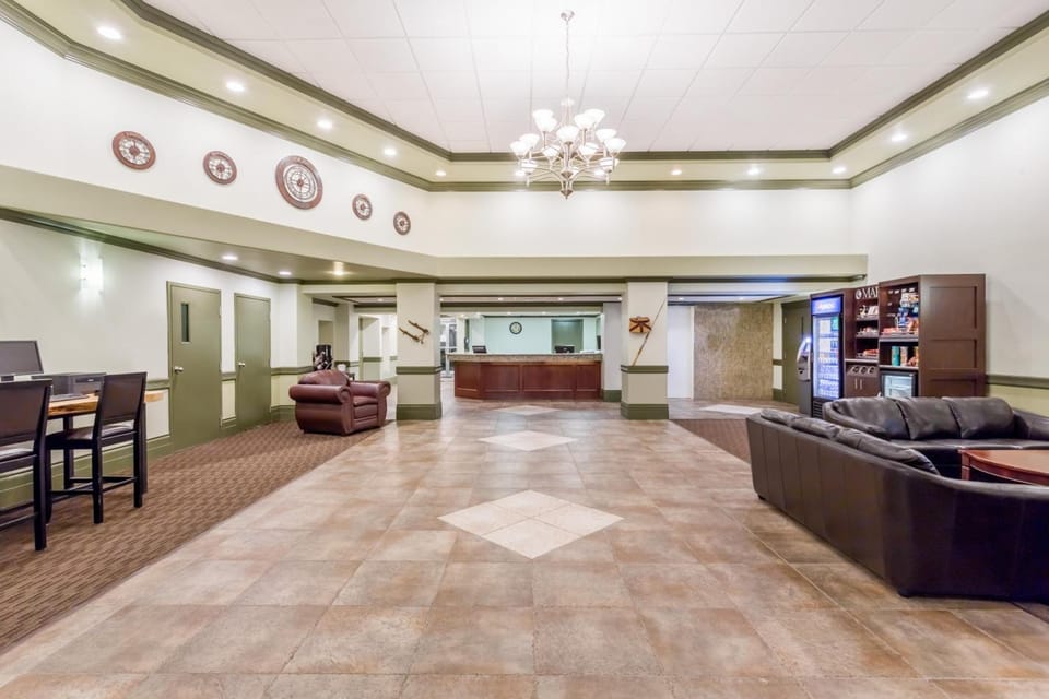 Ramada by Wyndham Hinton Hotel in Hinton
