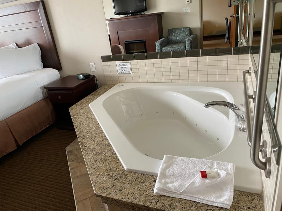 Ramada by Wyndham Creston Hotel in British Columbia