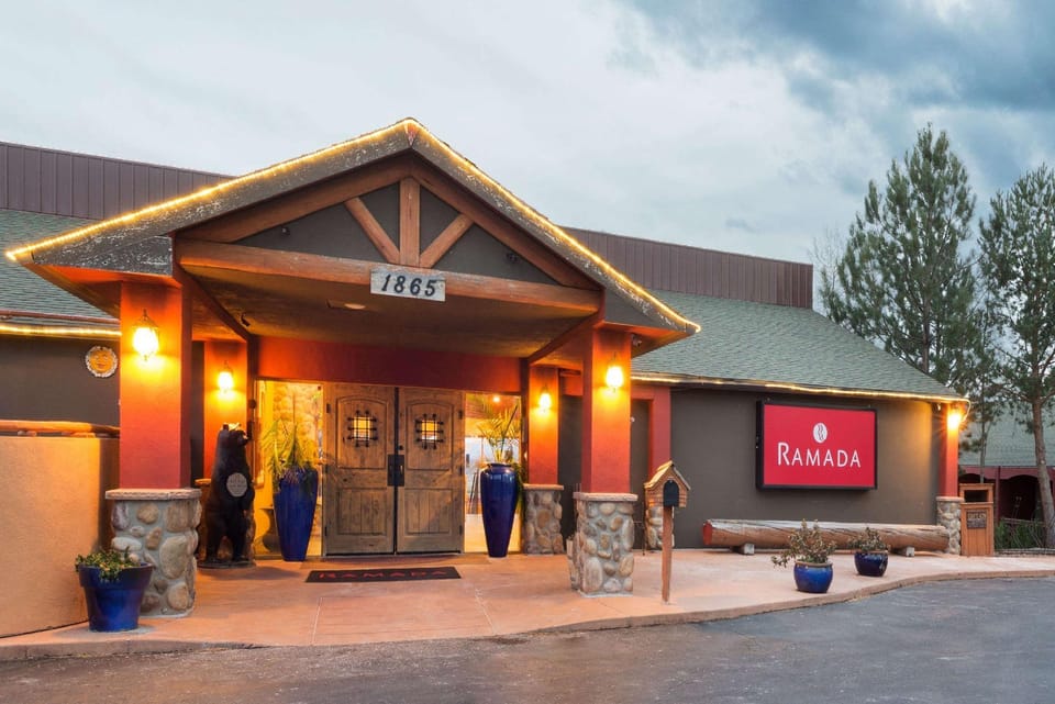 Ramada by Wyndham Monument Hotel in Monument