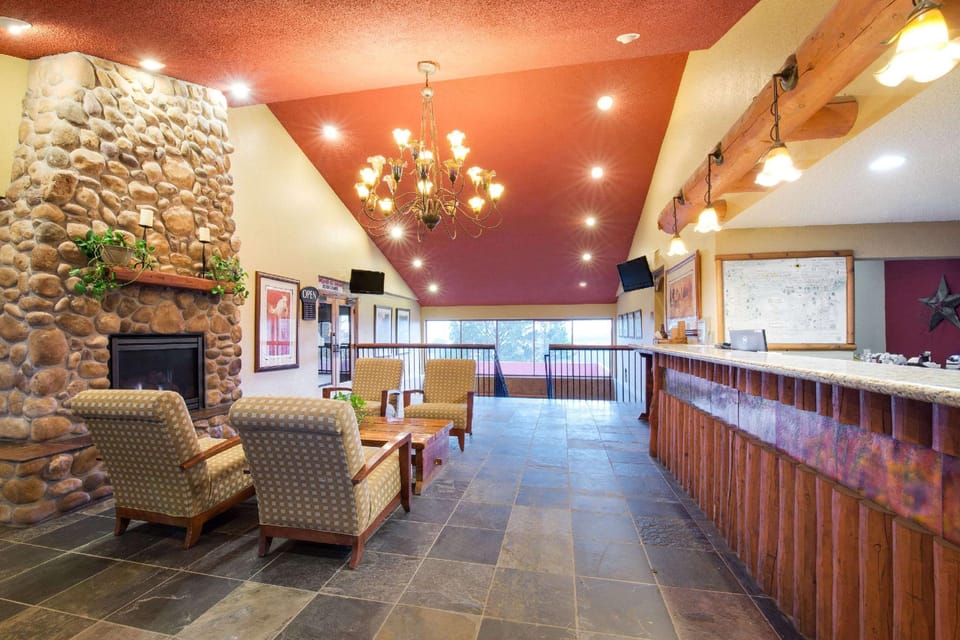 Ramada by Wyndham Monument Hotel in Monument