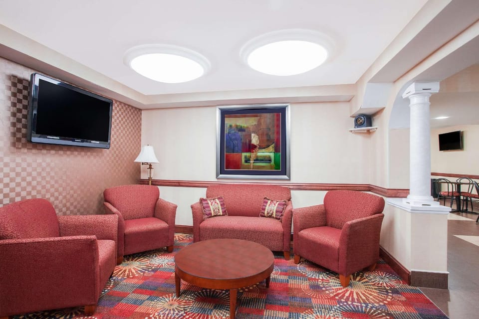 Ramada Hotel & Conference Center by Wyndham Edgewood Hotel in Edgewood