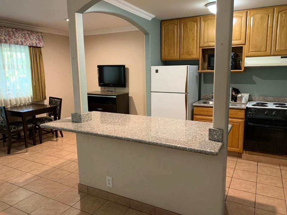 Olive Tree Inn & Suites, a Howard Johnson by Wyndham Hotel in San Luis Obispo