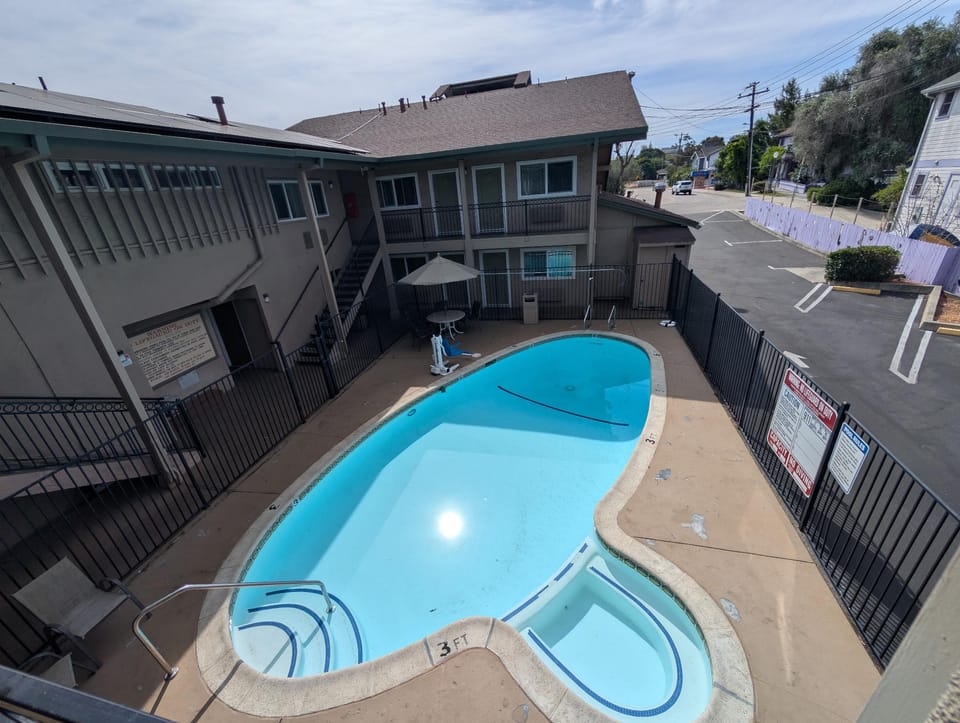 Swimming pool [outdoor]