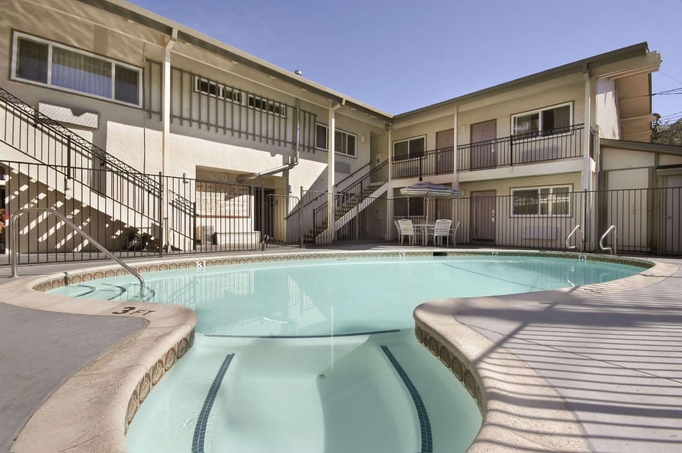 Swimming pool [outdoor]