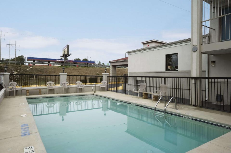 Swimming pool [outdoor]