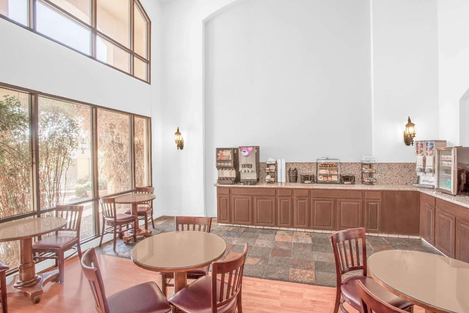 Ramada by Wyndham Barstow Hotel in Barstow