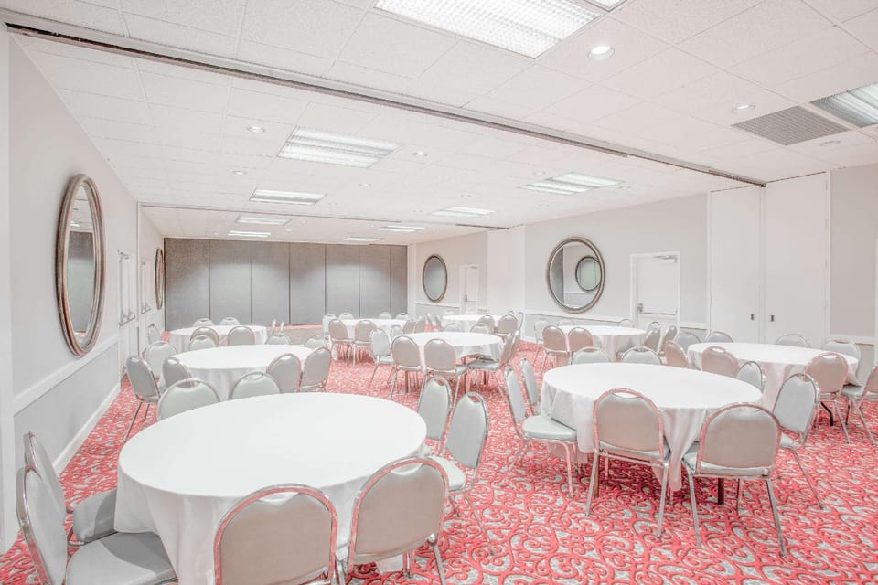 Ramada by Wyndham Barstow Hotel in Barstow