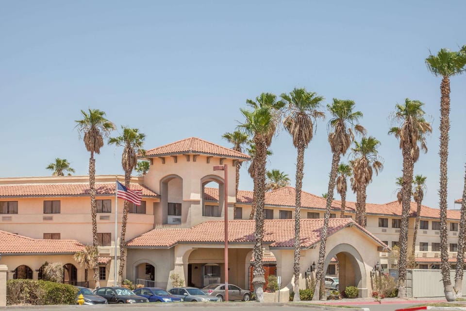 Ramada by Wyndham Barstow Hotel in Barstow