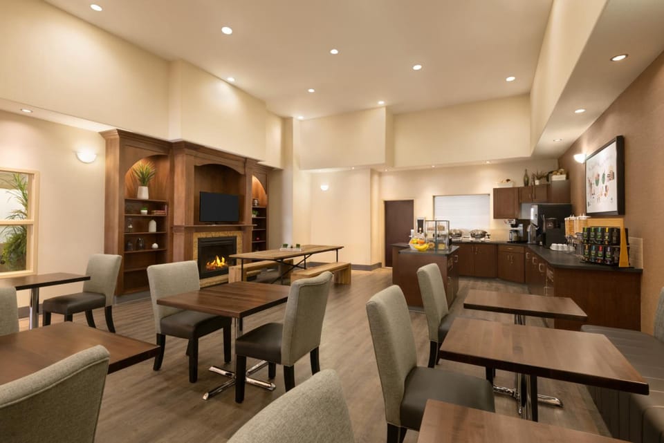 Ramada by Wyndham Drayton Valley Hotel in Alberta
