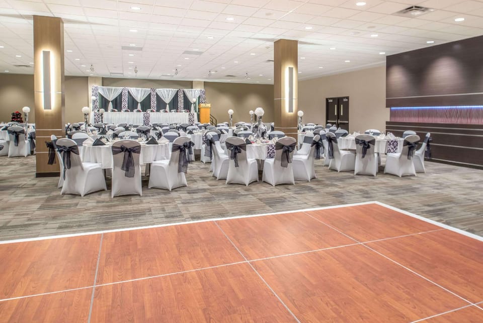 Ramada by Wyndham Saskatoon Hotel in Saskatoon