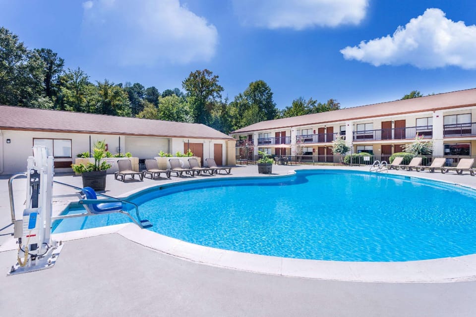 Swimming pool [outdoor]