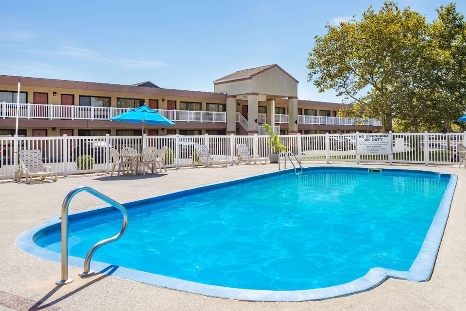 Swimming pool [outdoor]