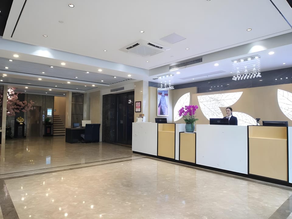 Green Tree Inn Express Danyang Wuyue Square Railway Station Hotel in Jiangsu