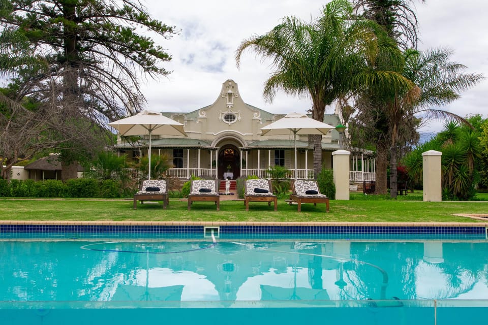 Swimming pool [outdoor]