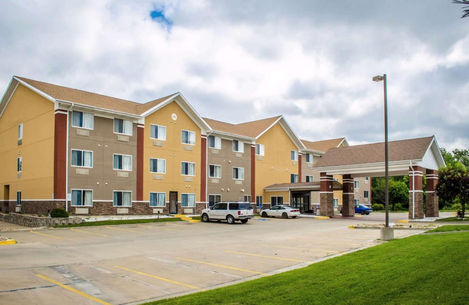 Quality Suites St. Joseph Hotel in Saint Joseph