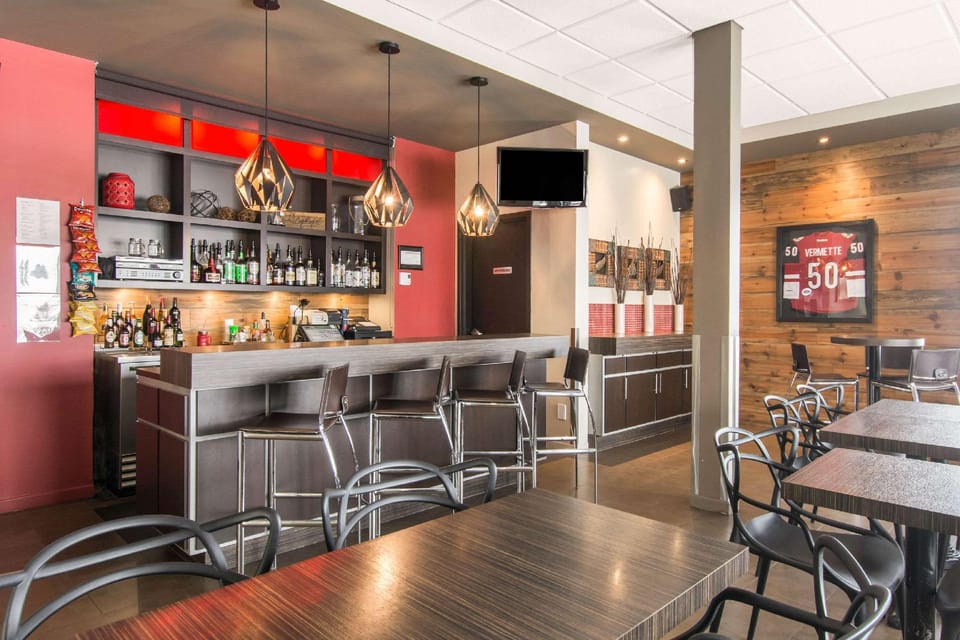 Econo Lodge Inn & Suites Hotel in Levis