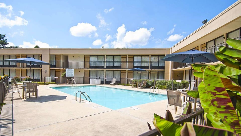 Swimming pool [outdoor]