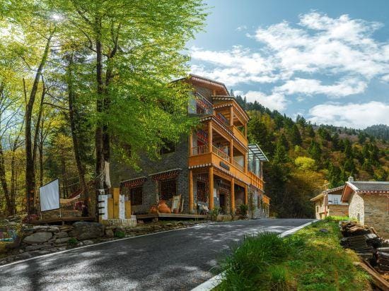 Mountainside Reverie Hotel in Sichuan