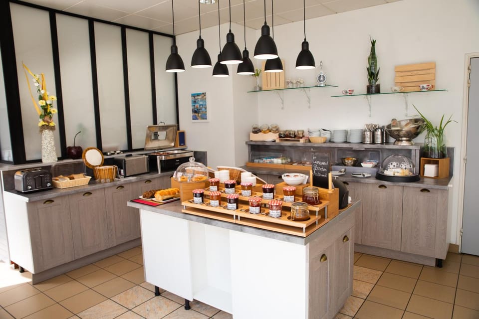 Brit Hotel Confort Lannion Centre Gare Hotel in Lannion
