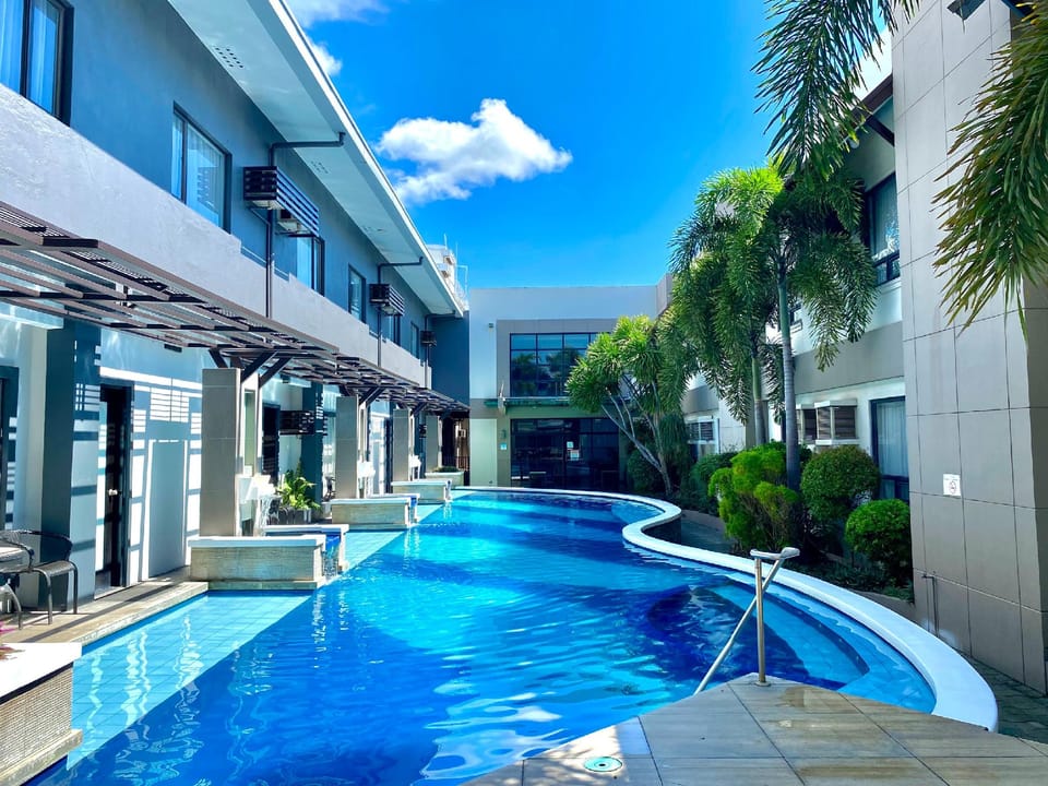 Swimming pool [outdoor]