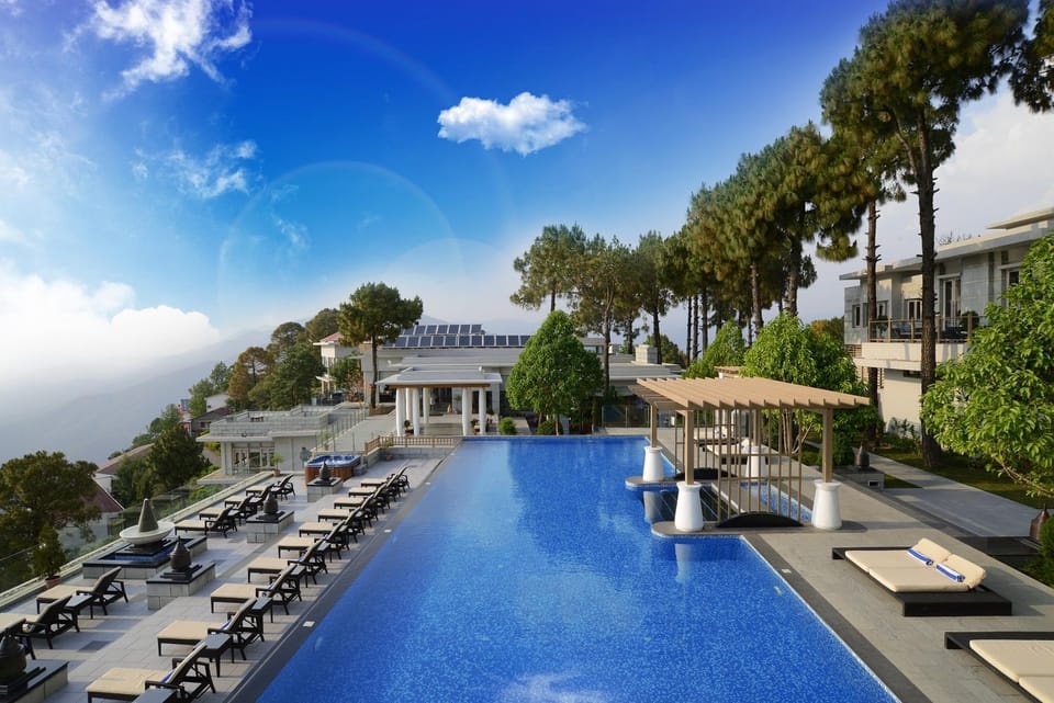 Swimming pool [outdoor]