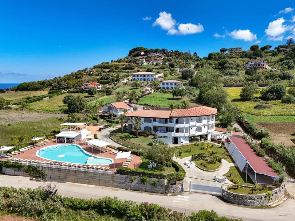 LUZIA AGRIRESORT - Piscina Panoramica e vista Mare a Capo Vaticano Resort in Calabria