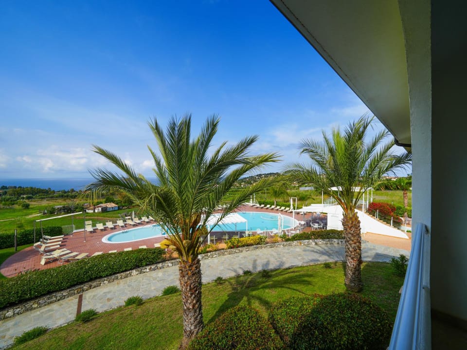 LUZIA AGRIRESORT - Piscina Panoramica e vista Mare a Capo Vaticano Resort in Calabria