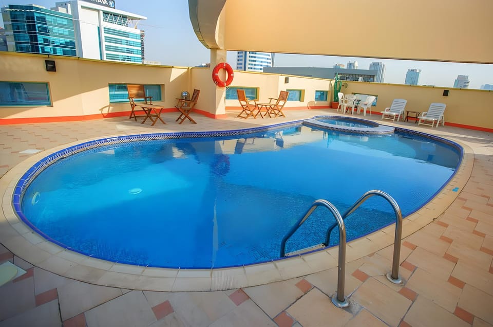 Swimming pool [outdoor]