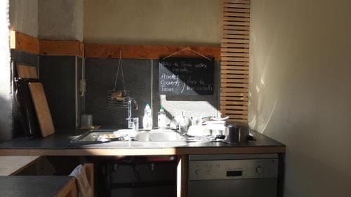 La Maison Rouge - Backpacker Hostel Hostel in Saint-Étienne