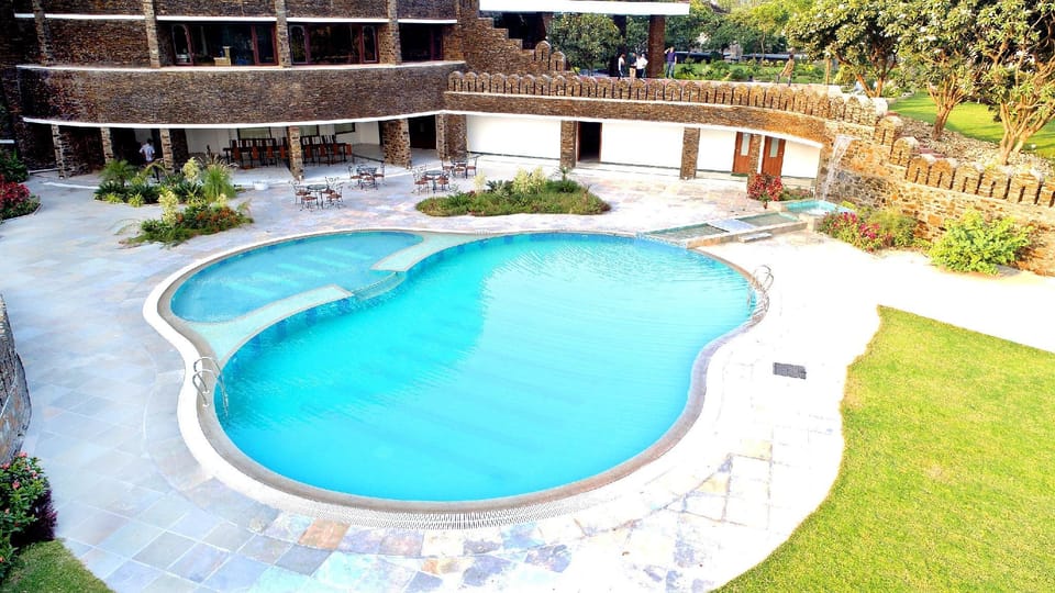 Swimming pool [outdoor]