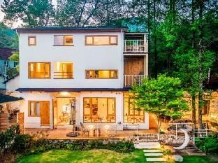 Harvestmoon Vinyl Record Villa Hotel in Hangzhou