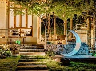 Harvestmoon Vinyl Record Villa Hotel in Hangzhou