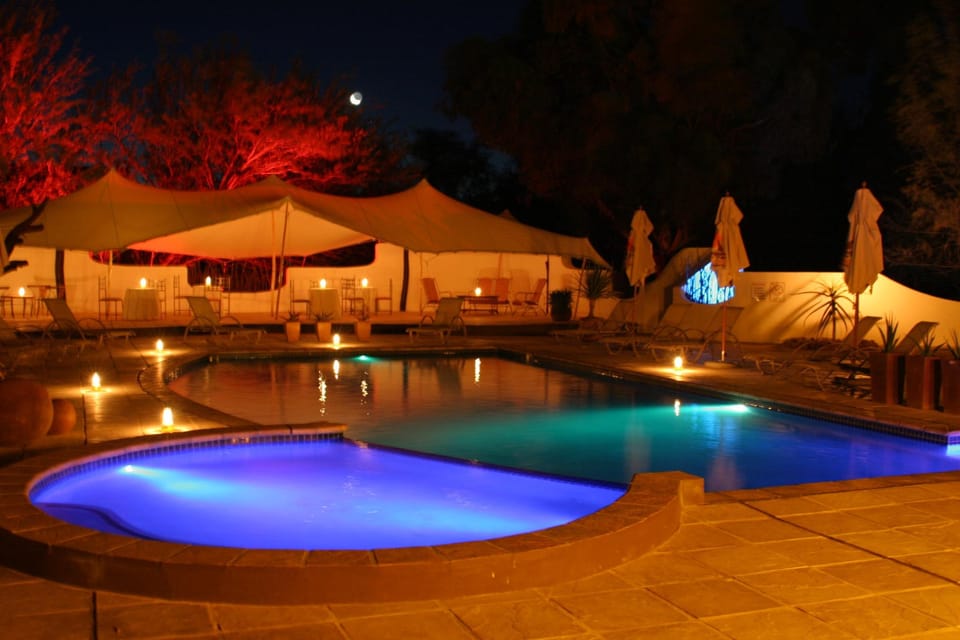 Swimming pool [outdoor]