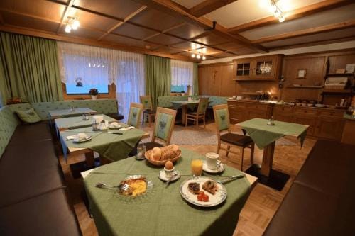 Fruhstuckspension Rehwinkl Hotel in Soelden
