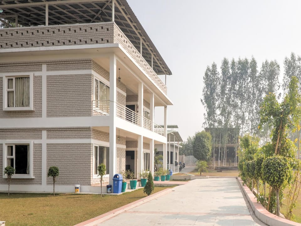 Super Townhouse Amaraa Farms Near LuLu Hypermarket Hotel in Lucknow