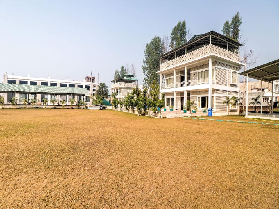 Super Townhouse Amaraa Farms Near LuLu Hypermarket Hotel in Lucknow