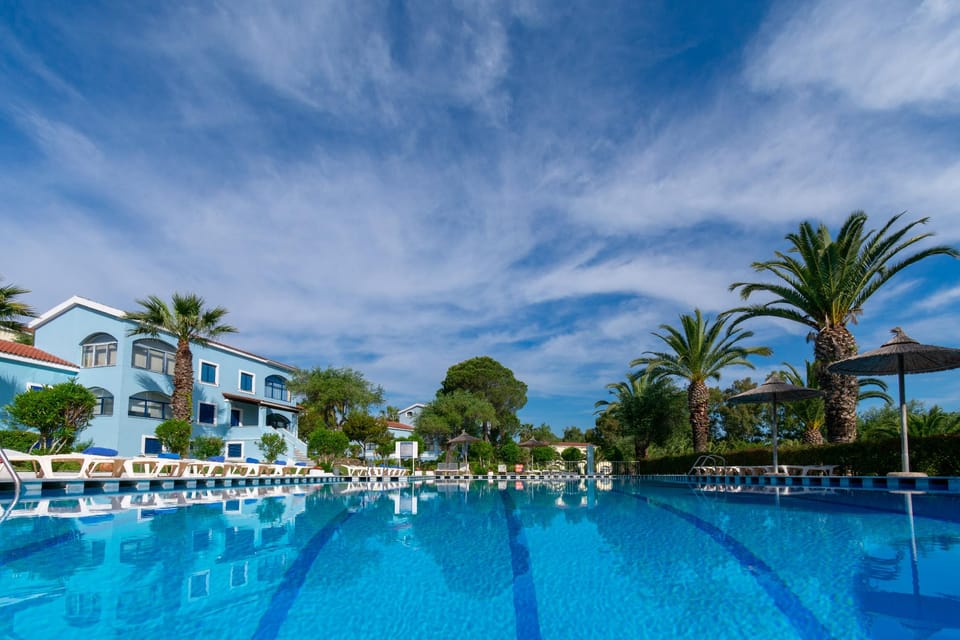 Swimming pool [outdoor]