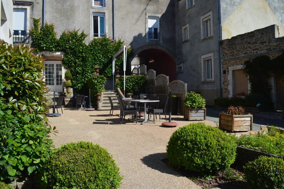 Logis Hotel & Restaurant - Le Bretagne Hotel in Normandy