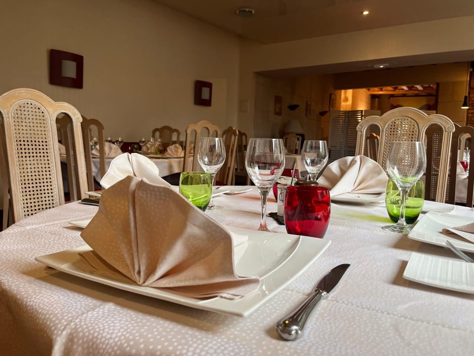 Logis Hotel & Restaurant - Le Bretagne Hotel in Normandy