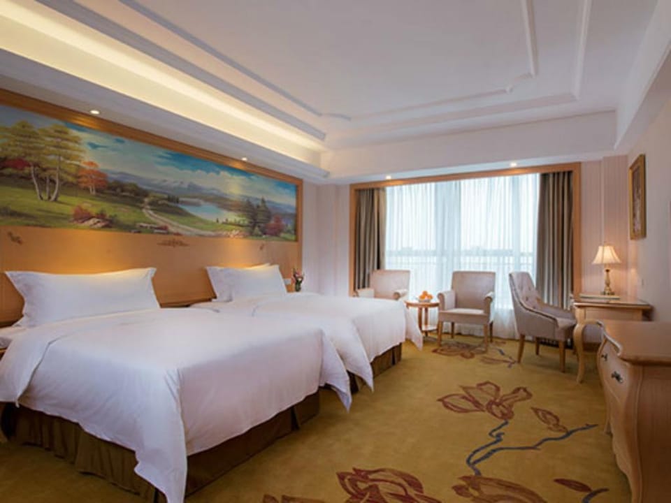 Vienna Classic Shenzhen Longhua Bus Station Hotel in Shenzhen