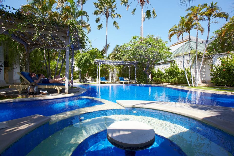 Swimming pool [outdoor]