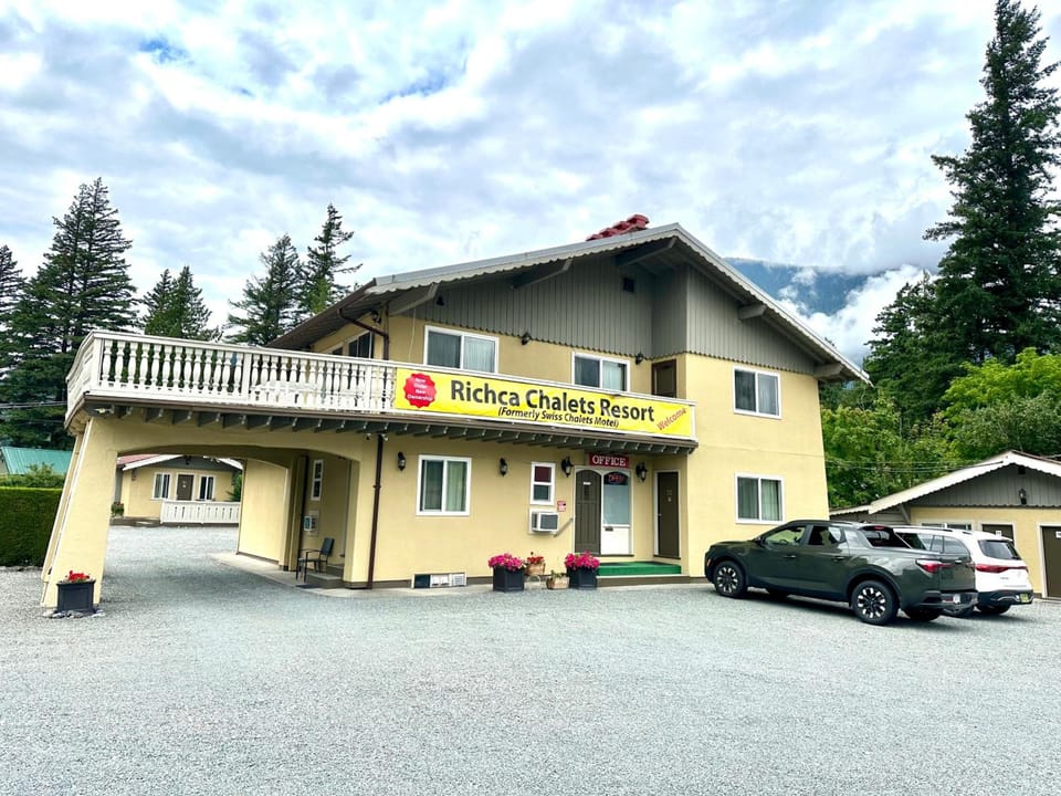 Swiss Chalets Motel Motel in Hope