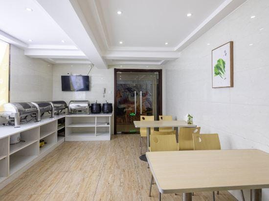 Qingmu Hotel (Chaohu Wanda Plaza Dongtang Road) Hotel in Jiangsu