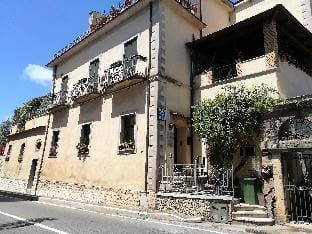 Dinky Home Air-conditioned penthouse with terrace overlooking the sea Hotel in Formia